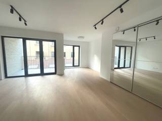 Magnifique nouvel appartement – première occupation – situé dans la Résidence Uniq, juste derrière le KVS, à deux pas de la Place Sainte-Catherine. Le flat est situé au 3e étage et se compose d’un hall d’entrée avec vestiaire, une toilette séparée, un espace de rangement avec emplacement pour machine à laver/sèche-linge, une salle de douche, ainsi qu’un espace de vie avec cuisine équipée et coin nuit avec garderobe sur mesure. Belle terrasse ! Provision de charges : 100€ (frais communs), panneaux solaires pour les parties communes, compteurs individuels, chaudière à condensation au gaz avec chauffage par le sol. Cave privative et local vélos commun fermé, à la fois à l’intérieur et à l’extérieur. Le flat vient d’être peint, équipé de tous les luminaires et tringles à rideaux. Un vrai coup de cœur !