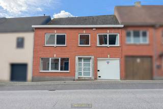 <br />ENERGIEZUINIGE GEZINSWONING met EPC-label B, gelegen in het CENTRUM van Dikkelvenne (Gavere), met VLOTTE VERBINDING naar INVALSWEGEN, winkels, scholen en openbaar vervoer. Dankzij de PRAKTISCHE INDELING en RUIME BEWOONBARE OPPERVLAKTE van ca. 200 m² vormt deze woning de IDEALE THUISBASIS voor het HELE GEZIN. De aanwezigheid van ZONNEPANELEN EN AIRCO zorgt voor een LAGER ENERGIEVERBRUIK en extra WOONCOMFORT. De woning beschikt daarnaast over een FUNCTIONELE en DOORDACHTE INDELING met voldoende RUIMTE.<br />Via de centrale inkomhal heeft u toegang tot de inpandige garage, de ruime open leefruimte en de aanpalende ingerichte keuken. Onder de trap bevindt zich een praktische berging. Verder vinden we op het gelijkvloers nog een cv-lokaal met aansluitende badkamer/wasplaats. Op de 1ste verdieping geeft de nachthal toegang tot 3 ruime slaapkamers, een bureauruimte en een 2de ingerichte badkamer. De bergzolder biedt bijkomende opbergmogelijkheden.<br />Buitenshuis beschikt deze woning over een gezellige, omsloten tuin en een ruime tuinberging, ideaal voor extra opslag of hobbyruimte.<br /><br />Adres: Nijverheidsstraat 34 te Dikkelvenne (Gavere)<br /><br />EPC: 142kWh/m², G-score en P-score D, Geen renovatieverplichting van toepassing