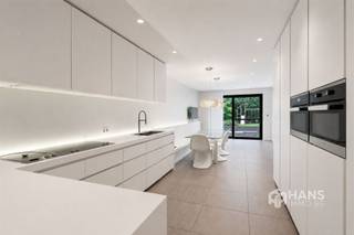 <p><span>Droom je van een woning waar ruimte centraal staat? Dan is deze indrukwekkende open bebouwing in de rustige Jozef De Veusterstraat precies wat je zoekt. Je woont hier in een aangename, gezinsvriendelijke buurt op wandelafstand van scholen, winkels en openbaar vervoer. Dankzij de vlotte verbinding naar de snelweg en belangrijke invalswegen geniet je bovendien van een uitstekende bereikbaarheid. De ideale combinatie van rust, comfort en een centrale ligging!</span></p><p><span> </span></p><p><span>Met een bewoonbare oppervlakte van maar liefst 413 m², 5 slaapkamers (met mogelijkheid tot meer), 3 badkamers en tal van multifunctionele ruimtes biedt deze woning alle troeven voor grote gezinnen, samengestelde gezinnen of wie wonen en werken wil combineren. De woning is instapklaar, behaalt een gunstige EPC-score C, beschikt over een conform geïsoleerd dak, dubbele beglazing in aluminium met rolluiken, conforme elektriciteit en airconditioning voor optimaal comfort in elk seizoen.</span></p><p><span> </span></p><p><span>Via de ruime inkomhal met ingemaakte vestiairekast en apart gastentoilet kom je binnen in een woning die meteen haar royale karakter prijsgeeft. Vooraan bevindt zich een extra kamer van 13 m², perfect als bureau, speelkamer of praktijkruimte. Achteraan strekt zich de indrukwekkende leefruimte van maar liefst 90 m² uit, aansluitend op de ruime leefkeuken van 40 m², volledig uitgerust met alle hedendaagse comfort. Beide ruimtes geven uit op de oost-georiënteerde tuin van ongeveer 390 m². Vanuit de keuken heb je bovendien rechtstreeks toegang tot de ruime garage van 35 m² met automatische poort.</span></p><p><span> </span></p><p><span>Ook op de eerste verdieping is ruimte het sleutelwoord. Hier bevinden zich vier volwaardige slaapkamers van 19 m², 21 m², 24 m² en 26 m². De masterbedroom beschikt bovendien over een ensuite dressing en een eigen badkamer van 12 m², uitgerust met ligbad/douche, dubbele lavabo, toilet en bidet. Daarnaast is er op deze etage nog een tweede badkamer van 8 m² met ligbad, douchecabine, dubbele lavabo, handdoekdroger en toilet te vinden.</span></p><p><span> </span></p><p><span>De absolute blikvanger is de tweede verdieping, goed voor nog eens 143 m² extra woonoppervlakte. Naast een vijfde slaapkamer van 18 m² en een derde badkamer van 5 m² blijft hier een enorme open ruimte over die volledig naar eigen wens kan worden ingericht. Denk aan een hobbyruimte, fitness, thuisbioscoop, speelzolder, extra slaapkamers of een royale polyvalente leefruimte. De mogelijkheden zijn werkelijk eindeloos.</span></p><p><span> </span></p><p><span>Ben je op zoek naar een instapklare woning waar ruimte, comfort en veelzijdigheid hand in hand gaan? Dan is dit een unieke opportuniteit die je niet mag missen! Bewoonbare opp. 413 m² – ref.: bruto vloeropp. Voor meer info of een gratis schatting surf naar www.hansimmo.be</span></p><p><span> </span></p>