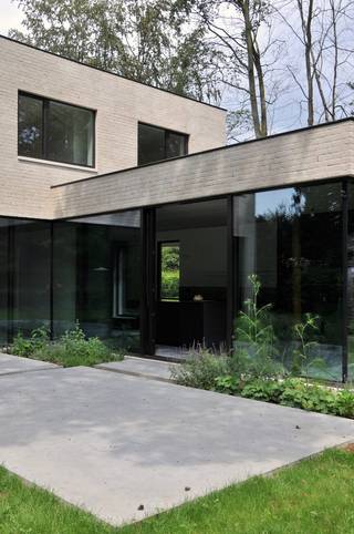 Stijlvolle architecturale nieuwbouwwoning, gerealiseerd door Oostkaai Design & Build, gelegen in het groene en gegeerde Kalmthout.<br /><br />Op een perceel van 800 m² geniet je hier van een perfecte combinatie van design, comfort en energiezuinigheid (E-peil -17). De woning baadt in het licht dankzij grote raampartijen en biedt vanuit elke ruimte een mooi zicht op de volledig aangelegde tuin. Het ruime terras en de zuidwestoriëntatie zorgen ervoor dat je de hele dag van de zon kan genieten.<br /><br />Binnen kom je tot rust in een open en harmonieus geheel van leefruimte en keuken, afgewerkt met kwaliteitsmaterialen zoals visgraatparket en gepolierde betonvloeren. De moderne keuken is volledig uitgerust en vormt het hart van de woning.<br /><br />Op de verdieping vind je 3 volwaardige slaapkamers, waaronder een master met dressing, en een stijlvolle badkamer met vrijstaand bad en inloopdouche. Extra troeven zijn de praktische kelder en de afzonderlijke tuinberging.<br /><br />Ook technisch is deze woning volledig toekomstgericht, met o.a. een warmtepomp met diepteboring en passieve koeling, zonnepanelen met batterij en een ventilatiesysteem D.<br />Rustig gelegen, maar toch vlakbij scholen, winkels, station en de Kalmthoutse Heide.<br /><br /><br />Belangrijkste troeven<br /><br />• Volledig instapklaar en geschilderd<br />• Hoogwaardige afwerking<br />• Domotica (Niko Home Control)<br />• 18 zonnepanelen + batterij<br />• Warmtepomp met vloerverwarming en passieve koeling<br />• Regenwaterrecuperatie (15.000 l)<br />• Aluminium schrijnwerk met driedubbele beglazing<br />• Aankoop onder registratie met slechts 2% registratierechten<br /><br /><br />Maak snel een afspraak voor een bezoek: bloemenlei@oostkaai.be
