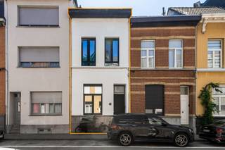 <p>Soms voelt een woning vanaf de eerste stap gewoon goed. Deze karaktervolle stadswoning in de geliefde Brederodewijk is zo'n plek!</p>
<p>Binnenkomen doe je hier meteen met een glimlach. De authentieke inkomhal verwelkomt je met karakter en zet meteen de toon voor de <strong>charmante sfeer</strong> die je overal in de woning terugvindt.</p>
<p>Het hart van de woning bevindt zich op het gelijkvloers. De leefruimte baadt in natuurlijk licht en biedt alle ruimte om gezellig samen te komen, uitgebreid te tafelen of gewoon te genieten van het dagelijkse leven. De verbinding met de volledig uitgeruste keuken zorgt voor een aangename flow, terwijl de aansluitende stadskoer een rustige plek vormt om buiten te genieten, en dat midden in de stad!</p>
<p>De grootste slaapkamer bevindt zich op de eerste verdieping, samen met een stijlvolle badkamer met dubbele lavabo die is uitgerust met zowel een ligbad als een inloopdouche. Op de bovenste verdieping vind je nog twee extra kamers die je volledig naar eigen wens kan invullen.</p>
<p>Of je nu droomt van een extra slaapkamer, een kinderkamer, een thuiskantoor, een hobbyruimte of een logeerkamer... Hier krijg je de ruimte om het helemaal naar jouw hand te zetten.</p>
<p>Ook op vlak van comfort en duurzaamheid heeft deze woning heel wat te bieden. Een warmtepomp zorgt voor een aangenaam binnenklimaat en draagt bij aan een gunstige energieprestatie. Het aangelegde groendak is niet alleen een mooie blikvanger vanuit de woning, maar vormt eveneens een duurzame meerwaarde.</p>
<p>Extra praktisch is de ruime én droge kelder, waar je naast de aansluiting voor de wasvoorzieningen ook extra opslagruimte terugvindt.</p>
<p>De ligging? Die is minstens even aantrekkelijk als de woning zelf! Je woont in een rustige straat in de populaire Brederodewijk, op wandelafstand van 't Zuid. Zin in een koffie, lunch of apero? Onze favorieten liggen gewoon om de hoek: ANDY ROASTERS, Kolonel Coffee, RABBİT en de vele gezellige restaurants van 't Zuid.</p>
<p>Dankzij de vlotte verbinding met de invalswegen ontdek je in een mum van tijd ook andere bruisende buurten van de stad. Al nemen we het je zeker niet kwalijk als je hier het liefst gewoon thuisblijft.</p>
<p>Troeven op een rijtje:</p>
<ul>
<li>Toplocatie vlakbij ’t Zuid!</li>
<li>Drie volwaardige slaapkamers</li>
<li>Volledig geïnstalleerde keuken en badkamer</li>
<li>Authentieke elementen</li>
<li>Badkamer met ligbad én inloopdouche</li>
<li>EPC = B</li>
<li>Ruime en droge kelder</li>
</ul>
<p>Plan gerust een bezoek in en wie weet staat binnenkort jouw naam op de bel!</p>
<p>Attesten beschikbaar via: https://jamar.immo/</p>
<p>Wg, Gvkr, Gmo, Gdv, Gvv, geen WORG, geen vermelding in het maatregelenregister</p>