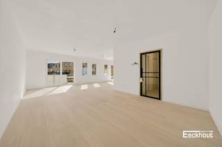 KIJKDAG ZATERDAG 10 OKTOBER (op afspraak).<br />Dit stijlvolle en instapklare appartement met een bewoonbare oppervlakte van 111 m² bevindt zich op de eerste verdieping in de klassevolle residentie NOVA, dat in 2026 volledig werd vernieuwd met kwalitatieve en tijdloze materialen.<br />Indeling: inkomhal, zonnige woonkamer die baadt in het licht, moderne open maatwerkkeuken voorzien van alle toestellen, 3 volwaardige slaapkamers, badkamer met dubbel lavabomeubel, inloopdouche, ligbad en toilet, 2 bergingen waarvan één met aansluiting voor wasmachine, apart toilet en terrassen zowel aan de woonkamer als aan de slaapkamers. <br />Het volledige appartement is voorzien van vloerverwarming.<br />Het appartement is energiezuinig (EPC B), asbestvrij en de elektrische installatie is conform.<br />In de residentie is er een afvallokaal, alsook een ruime gemeenschappelijke fietsenberging met directe toegang tot de straat.<br />Mogelijkheid om een berging bij aan te kopen in het gebouw. Bovendien zijn er in de nabije omgeving nog overdekte autostaanplaatsen te koop.<br />Hoewel de appartementen volledig vernieuwd zijn, gebeurt de aankoop onder het stelsel van registratierechten (GEEN BTW).<br />Aarzel niet om een afspraak te maken en de vele troeven van dit appartement te ontdekken!