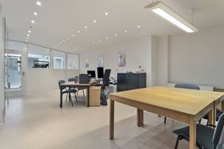 Bent u op zoek naar een praktisch en instapklaar kantoor op een toplocatie in Waregem? Dit kantoor van ca. 80 m² biedt een functionele indeling en is ideaal voor zelfstandigen of bedrijven die een professionele werkruimte zoeken.Eigenschappen:- Oppervlakte: ca. 80 m²- Indeling: wachtruimte, afzonderlijk kantoorgedeelte- Voorzieningen: kitchenette, ingebouwde kasten- Verwarming: elektrische accumulatie- Ligging: centraal in Waregem, met parkeermogelijkheden in de buurtDit pand kan onderhevig zijn aan de renovatieverplichting die door de Vlaamse overheid wordt opgelegd voor niet-residentiële gebouwen. Consulteer voor meer informatie de website van het Vlaams Energie- en Klimaatagentschap via https://www.energiesparen.be/nr/renovatieverplichting.Dit kantoor is perfect geschikt voor diverse professionele doeleinden en biedt een combinatie van comfort, bereikbaarheid en functionaliteit. Interesse? Contacteer ons voor meer informatie of een bezoek ter plaatse op het nummer 056 21 11 11.