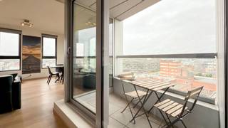 <p>Gemeubeld appartement van ca. 88 m² op de 10de verdieping van residentie ‘London Tower’, met een spectaculair uitzicht over de skyline van Antwerpen, het MAS, de Schelde en de haven.<br /><br />Het modern ingerichte appartement is netjes afgewerkt met een doorlopende eikenparketvloer. De ruime leefruimte geniet dankzij de kamerhoge raampartijen van een prachtige lichtinval en sluit aan op de open keuken, uitgerust met kookplaat, oven, microgolfoven, vaatwasser, koelkast en diepvriezer.<br /><br />Via het inpandige terras geniet u optimaal van het unieke uitzicht.<br /><br />De lichte masterbedroom beschikt over een dressingkast. De tweede slaapkamer is ideaal als gastenkamer. De badkamer is voorzien van een inloopdouche en lavabomeubel met spiegelkast. Verder zijn er een apart gastentoilet en een praktische berging met wasmachine en droogkast.<br /><br />Een private kelderberging en autostaanplaats zijn inbegrepen in de huurprijs.<br /><br />Gemeenschappelijke lasten: €150/maand.<br />Provisie voor verwarming, elektriciteit, water en internet-TV: €300/maand.<br /><br />Beschikbaar vanaf 1 oktober 2026.</p>