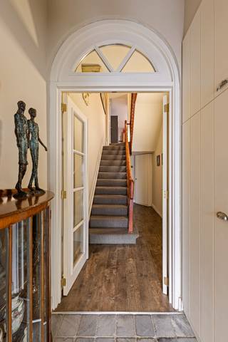 In het hartje van Mol (Rondplein) treffen we deze prachtige eigendom. Het pand beschikt over een handelsgelijkvloers met buitenruimte achteraan (verschillende invullingen mogelijk: vrij beroep, horeca,...). Indeling: ruime winkel- of praktijkruimte met etalage, berging/wasplaats, doucheruimte, woonkamer met open keuken op het gelijkvloers. Op de verdieping woonkamer, ingerichte keuken, wasplaats, 3 slaapkamers en een ingerichte badkamer. Verder zijn er een mooie zolderruimte, kelder, dubbele losstaande garage en leuke stadstuin die bereikbaar is langs de achterzijde. <br /><br />Indeling:<br />Gelijkvloers:<br />Aan de rechtse zijde bevindt zich de praktijkruimte, momenteel ingericht als appartement. Mooie leefruimte, aparte slaapkamer (of bureau), een badkamer met douche, wastafel en toilet, een berging/wasplaats en charmante woonkamer met gezellige open keuken. Deze is voorzien van vaatwasser, frigo, heteluchtoven, keramische kookplaat en afzuigkap. Door de grote glaspartijen heeft u niet alleen veel lichtinval, maar ook een prachtig groen zicht op de stadstuin en terras. Aansluitend een ruime losstaande dubbele garage.<br /><br />Verdieping:<br />Op de 1ste verdieping treffen we de wasplaats, ingerichte badkamer (ligbad, douche, dubbele wastafel en WC) en een prachtige leefruimte met open, moderne keuken voorzien van alle comfort (combi stoomoven/hetelucht, vaatwasser, keramische kookplaat en quooker). Aansluitend gezellig dakterras voorzien van buitenkeuken (kookplaat + heteluchtoven).<br /><br />2e Verdiep:<br />Deze verdieping biedt ruimte voor 3 slaapkamers waarvan 1 momenteel in gebruik is als dressing en een tweede kamer voorzien is van een extra ligbad.<br /><br />Zolder:<br />Deze is bereikbaar via de vlizotrap en biedt u extra opbergruimte.<br /><br />Tuin:<br />Achter de woning is er een leuke stadstuin met dubbele garage, waarvan 1 met automatische poort. <br />De garage zijn bereikbaar via de officiële erfdienstbaarheid over het naastgelegen perceel.<br /><br />Bijzonderheden:<br />- Toplocatie (centrum)<br />- 18 zonnepanelen + 3 batterijen<br />- Winkel/kantoor /praktijk + wonen<br />- Stadstuin en dakterras<br />- Dubbele garage met vlotte toegang <br /><br />EPC 169 kWh/m²