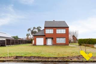 Rustig gelegen renovatiewoning op ruim perceel!Bent u op zoek naar een woning die u volledig naar uw smaak kan inrichten? Dan is deze renovatiewoning...