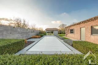 Dit prachtig, comfortabel landhuis met zwembad + dubbele garage ligt op een perceel van 1790m2, nabij het centrum van Broechem. We betreden  ...