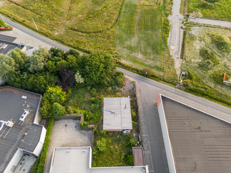 Roeselare-Brugsesteenweg. BOUWGROND + VERGUNDE PLANNEN voor het bouwen van LOODS 486m2 & LOFT. Unieke ontwikkelingszone op uitstekende ligging. Perceel / tuin inclusief +/- 1080 m2. - foto 1