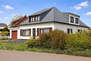 Ben je op zoek naar een woning met veel potentieel? Dan biedt dit perceel je veel mogelijkheden. De woning is gelegen in een rustige buurt, nabij...