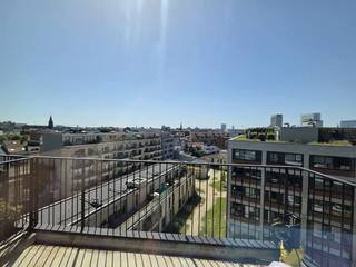 Ontdek dit charmante appartement met 3 slaapkamers, gelegen op de Ijzerlaan 36 te Antwerpen met een uitstekende EPC-score A.<br />Ondergrondse berging is inbegrepen, de autostaanplaats kost €30.000.<br /><br />Het appartement beschikt over een lichte en ruime woonkamer, naadloos verbonden met een moderne open keuken. Deze keuken is volledig uitgerust en biedt voldoende werk- en opbergruimte. De grote raampartijen zorgen voor een aangename lichtinval en een prachtig uitzicht.<br /><br />De woning telt 3 comfortabele slaapkamers, ideaal voor gezinnen of wie graag een thuiskantoor wenst. De badkamer is stijlvol afgewerkt met een ruime inloopdouche en een dubbele wastafel. Dankzij de uitstekende isolatie en moderne technieken geniet u van een laag energieverbruik en een aangenaam woonklimaat.