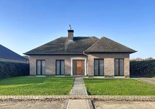 Deze charmante, vrijstaande laagbouwwoning biedt alles wat een gezin nodig heeft: een doordachte kamerindeling, veel natuurlijke lichtinval en...