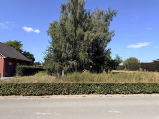 <p>Ontdek deze gunstig gelegen bouwgrond van <strong>800 m²</strong> op een centrale ligging in Meer (Hoogstraten). Het perceel bevindt zich <strong>kortbij het centrum van Meer</strong> en combineert rust en bereikbaarheid, met nabijheid van winkels, scholen en openbaar vervoer. Het perceel van <strong>16 meter breed </strong>en <strong>50 meter diep</strong> laat de bouw van een<strong> ruime vrijstaande bebouwing </strong>toe. Bovendien is de naastgelegen bouwgrond (nr. 21) ook te koop, ideaal voor mensen die een plek zoeken om met 2 gezinnen naast elkaar te wonen. De tuin is noordwestelijk georiënteerd, en is ook bereikbaar via de achtergelegen (doodlopende) straat. Hierdoor ontstaat er een vlotte doorgang voor bijvoorbeeld fietsen.</p><p>Voor de exacte bouwvoorschriften kunt u contact opnemen met ons kantoor.</p><p>Extra: <br />- Niet gelegen in mogelijks of overstromingsgevoelig gebied, niet gelegen in afgebakend overstromingsgebied of afgebakende oeverzone, niet gelegen in risicozone overstromingen (perceelscore A) <br />- Woongebieden met landelijk karakter, Gvg, Gmo, Vv, Gvkr<br />- Niet opgenomen in het maatregelenregister</p><p>Voor meer info ga naar www.coenenvastgoed.be of bel 03/375.82.92</p>