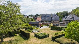 Deze verrassend ruime gezinswoning valt direct op door haar oneindige mogelijkheden, grote tuin en ideale ligging. Het huis beschikt over een lift én meerdere polyvalente ruimtes voor vrije beroepen. Of het nu voor een groot gezin is, als kangoeroewoning of om combinatie wonen en werken mogelijk te maken, het kan allemaal<br /><br />De indeling van het huis ziet er als volgt uit:<br /><br />Gelijkvloers:<br />- Uitnodigende inkomhal met gastentoilet<br />- Verschillende polyvalente ruimtes voor hobby en/of praktijk voor vrije beroepen<br />- Badkamer met douche, lavabo en sauna<br />- Berging/wasplaats<br />- Garage met ruime oprit voor twee wagens (reeds 3 laadpalen voorzien)<br /><br />Eerste verdiep:<br />- De ruime, lichtrijke leefruimte biedt zicht op en toegang tot het terras met tuin<br />- Aansluitend bevindt zich een ingerichte keuken<br />- Aparte kamer met ingemaakte kasten, momenteel ingericht als TV-kamer<br />- Gastentoilet<br /><br />Tweede verdiep:<br />- Royale nachthal <br />- 2 volwaardige slaapkamers<br />- Master bedroom met een grote dressing en comfortabele badkamer met bad, douche en dubbele lavabo<br />- Aparte badkamer met lavabo en inloopdouche<br />- Gastentoilet<br /><br />Zolderverdieping:<br />- Extra kamers/zolderruimte die ideaal kan dienen als master bedroom, hobbyruimte of thuiskantoor<br /><br />Tuin:<br />Het absolute pronkstuk van de woning! Een zeer diepe, verzorgde en zonovergoten tuin met gezellig terras, strakke vijver, sierheggen, volgroeide bomen en een adembenemend ver uitzicht over de achterliggende velden.<br /><br />Kelder:<br />De woning beschikt over een kelder van 111m², ideaal als fitnesruimte, praktijkruimte of hobbyruimte<br /><br />Omgeving &amp; Ligging:<br />Gelegen aan de Vilvoordsesteenweg in Meise woont u hier bijzonder strategisch. Winkels, scholen, openbaar vervoer en de Plantentuin van Meise liggen in de directe nabijheid. Dankzij de vlotte verbinding met de A12 en de Brusselse Ring bent u op een boogscheut van Brussel, Vilvoorde en Antwerpen, terwijl u achteraan in uw tuin geniet van een oase van rust en een prachtig groen landschap.<br /><br />Interesse? Neem vandaag nog contact op voor een bezoek en laat u verrassen door de ruimte en de tuin!<br /><br />Bestuursmaatregelen in het maatregelenregister: ja