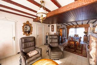 Deze hoekwoning biedt<span><strong> heel wat mogelijkheden!</strong></span> Gelegen in een<span><strong> rustige en aangename woonwijk</strong></span>, met een <span><strong>mooi groen uitzicht voor de deur</strong></span>, geniet je hier van een fijne woonomgeving op slechts<span><strong> 2 km van het centrum van Deerlijk</strong></span>.<br />Inkom met apart toilet. De <span><strong>ruime woonkamer met houtcassette </strong></span><span>v</span>ormt het hart van de woning en biedt een aangename plek om tot rust te komen. Aansluitend bevindt zich de <span><strong>keuken, die mits een opfrissing terug helemaal tot haar recht kan komen</strong></span>. Berging.<br />Op de bovenverdieping zijn er <span><strong>3 slaapkamers en een badkamer die aan renovatie toe is</strong></span>.<br /><span><strong>Met de nodige aanpassingen kan je hier een comfortabele thuis creëren, volledig afgestemd op jouw wensen en behoeften</strong></span>.<br />Achteraan geniet je van een<span><strong> gezellig terras en een tuin</strong></span> waar het heerlijk vertoeven is. Een extra troef is de <span><strong>aparte garage, die bereikbaar is via de achterliggende straat.</strong></span> Van daaruit wandel je rechtstreeks door de tuin naar de woning. Bovendien zorgt het <span><strong>zijpoortje voor een bijkomende, handige toegang tot de tuin.</strong></span><br />Deze hoekwoning is ideaal voor wie graag de handen uit de mouwen steekt en op zoek is naar een woning met potentieel op een rustige, groene ligging.<br /><span><strong>Met wat liefde en renovatiewerken maak je hier een heerlijke thuis van!<br />EPC : 701 en UC : 3975612</strong></span><br />Wil je graag een bezoek inplannen ? Contacteer Peter : 0496/176878