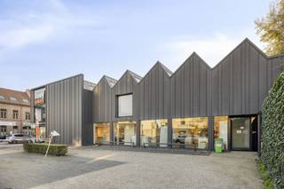 Ontdek deze strategisch gelegen baanwinkel met PRIVE PARKING (ca. 10 plaatsen), momenteel ingericht als showroom voor Dovy Keukens, aan de rand van...