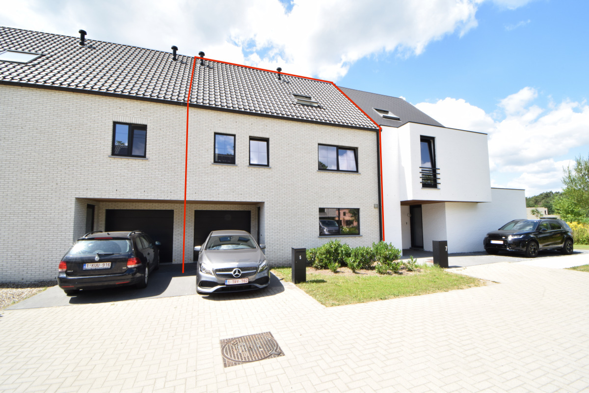 MODERNE nieuwbouw, gesloten bebouwing, met 4 grote slaapkamers, een badkamer, inpandige garage en tuin. - foto 2