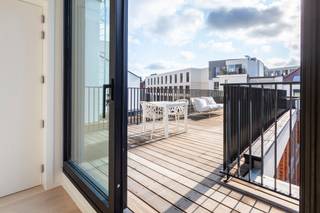 <p>Luxe penthouse in de prestigieuze realisatie ‘The Roastery’, op de voormalige site van koffiebranderij Jespers. Het project is opgebouwd rond een centrale binnentuin die een oase van rust biedt in de bruisende buurt.</p>
<p>Gezelligheid troef dankzij de ideale verbinding tussen de modewijk, het trendy Zuid en de oude binnenstad. Een prachtige locatie om te leven, wonen en genieten. Tussen de Scheldekaaien en de levendige Kloosterstraat, bevindt u zich hier op wandelafstand van de hipste boetieks, gezellige cafés en culinaire hotspots.</p>
<p>Licht en ruimte is wat meteen opvalt bij het binnenkomen van deze penthouse. Bij de afwerking werd gekozen voor hoogwaardige materialen en maatwerk. Zo werd er o.a. een doorlopende lichte parketvloer voorzien, die het appartement een warme en tijdloze uitstraling geeft.</p>
<p>De ruime leefruimte baadt in het licht dankzij de grote raampartijen. Grote schuiframen geven uit op het riant dakterras van maar liefst 31 m² – ideaal voor een koffietje in de ochtendzon of een sfeervol diner.</p>
<p>De open keuken is naadloos geïntegreerd in de leefruimte en werd afgewerkt met een hoogwaardig werkblad in keramische steen, greeploze kasten en hoogwaardige AEG-toestellen: combi-oven, inductieplaat, vaatwasser, ijskast en dampkap. Aansluitend bevindt zich een ruime berging/wasplaats.</p>
<p>Deze penthouse telt twee volwaardige slaapkamers, elk met een eigen badkamer. De master kan gebruikmaken van de 'en suite' badkamer met riante inloop-regendouche, ligbad, dubbel lavabomeubel en extra toilet. Het geheel werd smaakvol afgewerkt met marmer, licht hout en wit kraanwerk.</p>
<p>De tweede slaapkamer is eveneens mooi ruim en beschikt aansluitend over een eigen badkamer met inloop-regendouche en lavabomeubel.</p>
<p>Apart gastentoilet.</p>
<p>Eén of twee kelderbergingen bij te kopen.</p>
<p>Verkoop onder BTW-stelsel.</p>