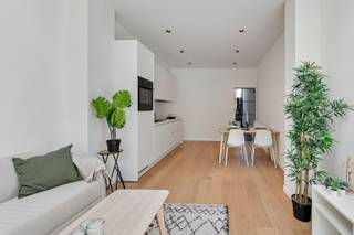 Welkom in uw nieuwe thuis! Deze prachtig gerenoveerde woning combineert hedendaags wooncomfort met een ideale ligging vlak bij het bruisende stadscentrum én op wandelafstand van het station. Perfect voor wie houdt van een vlotte verbinding én een rustige, zonnige thuisbasis.<br />Dankzij de totaalrenovatie is deze woning niet alleen zeer energiezuinig, maar ook volledig futureproof. U geniet van lage energiekosten en een moderne afwerking die klaar is voor de toekomst.<br />Binnenin vindt u drie ruime slaapkamers, waaronder een charmante kamer met mezzanine – ideaal als extra slaapplek, bureau of speelhoek. De mooie badkamer is stijlvol afgewerkt en voorzien van alle comfort. Verder is er een praktische extra ruimte voor het veilig stallen van fietsen en opslag.<br />Het zonnige stadstuintje vormt een oase van rust en is de perfecte plek om te ontspannen of om vrienden en familie te ontvangen.<br />Deze woning is een ideale investering of de perfecte keuze voor een jong en dynamisch gezin dat op zoek is naar een combinatie van stijl, duurzaamheid en locatie.<br />Mis deze kans niet – plan snel uw bezoek en ontdek het zelf! Bel 0479 20 31 48