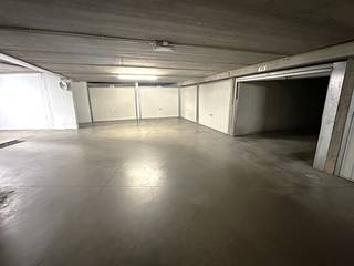 In the “Coxy 2000” garage complex, we find this easily driveable garage box for sale. The garage (2.98m x 5.37m) is located in the center...