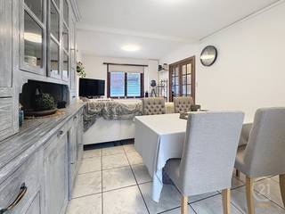 Instapklare woning met inkomhal, berging, lichtrijke woonkamer met veranda, zuidgerichte tuin met achteringang. Aansluitend vind je de keuken...