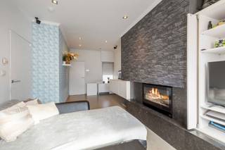 In de goed bereikbare Van Mosseveldestraat 16 te Wachtebeke vinden we deze verzorgde halfopen woning met dubbele garage en ruime tuin — een ideale woning die comfort en functionaliteit combineert.<br /><br />De woning werd reeds helemaal opgefrist: het gelijkvloers in 2010 en het eerste verdiep in 2022, wat zorgt voor een aangename mix van karakter en modern wooncomfort.<br /><br />Op het gelijkvloers bevinden zich een aangename woonkamer, een praktische keuken, een wasplaats/berging en een verzorgde badkamer. Op de eerste verdieping vinden we twee slaapkamers, perfect ingericht als slaapruimte. De woning beschikt bovendien over een kelder, ideaal voor extra bergruimte.<br /><br />Buiten geniet u van een diepe, goed onderhouden tuin met een gezellige buitenbarbecue, perfect voor zomerse avonden.<br />De oprit wordt afgesloten met een elektrische poort en leidt naar een aparte dubbele garage — een absolute troef voor wie ruimte zoekt.<br /><br />Extra comfort wordt geboden door het alarmsysteem en een kwalitatief Bose-geluidssysteem dat zorgt voor een unieke woonbeleving.<br /><br />Pluspunten:<br /><br />• Opfrissing/renovatie (2010 &amp; 2022)<br />• Dubbele garage en elektrische poort<br />• Alarm en Bose-geluidsinstallatie<br />• Ruime tuin met buitenbarbecue<br />• Rustige ligging nabij centrum Wachtebeke<br /><br />Had u graag een bezichtiging aan deze woning? Contacteer dan Nick op 0472/78.57.67, nick@cornelis-partners.be of via ons contactformulier, en dan zien wij u snel ter plaatse.