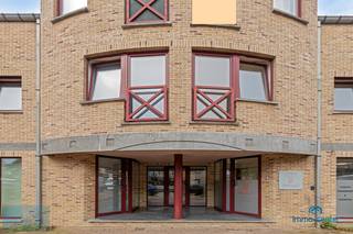 Dit prachtige 2-slaapkamer appartement bevindt zich in de stijlvolle Residentie Biegracht, voorzien van een lift en een eigen staanplaats in de kelder voor uw auto.<br />Het appartement biedt een ruim gevoel door de overvloedige lichtinval en beschikt over een handige, ruime berging.<br /><br />De open keuken is praktisch ingedeeld en verbindt naadloos met de woonruimte, ideaal voor gezellige avonden met vrienden of familie.<br />Daarnaast beschikt het appartement over een moderne badkamer en een apart toilet (WC).<br />De ramen zijn uitgevoerd in duurzaam PVC met dubbel glas, wat bijdraagt aan een gunstig EPC en lage energiekosten.<br /><br />Belangrijkste kenmerken:<br />Locatie: Residentie Biegracht<br />Slaapkamers: 2 ruime slaapkamers<br />Parkeerplaats: Eigen staanplaats in de kelder<br />Berging: Ruime berging inbegrepen<br />Keuken: Open keuken<br />Badkamer: Moderne badkamer<br />Extra’s: Apart toilet, PVC ramen met dubbel glas<br />Energie: Gunstige EPC door goede isolatie en lichtinval<br />Dit appartement is perfect voor wie op zoek is naar een comfortabel en energiezuinig huis in een goed onderhouden residentie.<br /><br />Heb je interesse? Neem contact op met Immo Center op <strong>0497523595 </strong>of stuur een e-mail naar info@immo-center.be voor meer informatie of een bezichtiging.