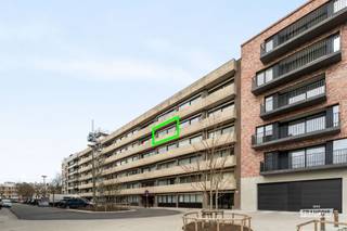 Op zoek naar een ruim en rustig gelegen appartement op wandelafstand van zee en strand? Dit ruim appartement op de vierde verdieping is gelegen in een doodlopende straat. Tegelijk situeren we ons op een boogscheut van het Blankenbergse stadscentrum en zijn winkels, restaurants, openbaar vervoer en het strand makkelijk te voet te bereiken. <br /><br />Bij het betreden van het appartement wordt u verwelkomd in de inkomhal met gastentoilet en praktische bergruimte. Van hieruit bereikt u de lichtrijke woonkamer, waar het grote schuifraam zorgt voor een aangename lichtinval en directe toegang biedt tot het zuidgericht terras met open zicht. Vanuit de woonkamer bereiken we de keuken die voldoet aan de hedendaagse noden. Verder beschikt het appartement over drie volwaardige slaapkamers, ideaal voor gezinnen of wie extra ruimte wenst. De badkamer is uitgerust met een wastafel en een ligbad voorzien van douchecomfort. <br /><br />Bovendien werd de elektriciteit conform gekeurd en kreeg het appartement een gunstig EPC-label B toegekend. Als extra troef beschikt het gebouw over een gemeenschappelijke fietsenberging en een privatieve kelderberging, inbegrepen in de prijs. <br /><br />Heeft dit ruim 3-slaapkamerappartement op een boogscheut van strand en stad in Blankenberge u nu getriggerd? Aarzel zeker niet en neem vandaag nog contact op!<br /><br />