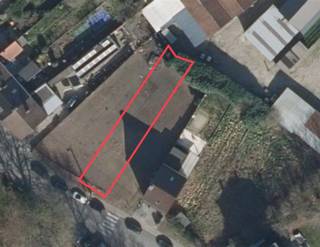 Bouwgrond te koop nabij het centrum van Asse.Het perceel van 3a 9ca is gelegen in een rustige straat, maar toch dicht bij het centrum. Het betreft een bouwgrond voor oprichting van een gesloten bebouwing. Gelegen in verkaveling (lot 3) met volgende bouwvoorschriften:Woning moet worden opgericht op een afstand van 5m achter de toekomstige rooilijn. (10m uit de as van de straat)Diepte van het hoofdgebouw maximum 10m.De woning mag worden voorzien van 2 verdiepingen die één architectonisch geheel dienen te vormen. Minimumhoogte 6m50 en maximum 8m bovenkant kroonlijst. Een minimale helling van de dakvlakken (zadeldak) van 45°. Aanpalende bijgebouwen maximum 5m diepte en 3m hoogte.Meer informatie via telefoon of op kantoor? Contacteer ons via info@structura of 02/460 80 46.