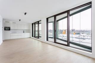 Deze moderne nieuwbouwstudio bevindt zich op een uitzonderlijke ligging aan de Schelde, met een open zicht op het water en de iconische omgeving van de Antwerpse kaaien. De locatie combineert een dynamisch stadsgevoel met ruimte en licht, vlak bij openbaar vervoer, invalswegen en het stadscentrum. <br /><br />Dankzij de grote raampartijen over de volledige breedte van de leefruimte geniet u van een overvloed aan natuurlijk licht en een zicht op de omgeving. De open leefruimte sluit naadloos aan op het overdekte terras met glazen balustrade. De geïntegreerde terrasverlichting zorgt bovendien voor extra sfeer in de avonduren.<br />De strakke, geïnstalleerde keuken is uitgevoerd in een tijdloos design en voorzien van kwaliteitsvolle inbouwtoestellen. Verder beschikt de studio over een aparte wc, een badkamer met inloopdouche en een berging. In de inkomhal is er ruimte voorzien voor een vestiairekast. <br />Verder is er een gemeenschappelijke fietsenberging en een privatieve kelderberging. <br /><br />Onmiddellijk beschikbaar!<br />De maandelijkse lasten bedragen €60 inclusief verwarming. Elektriciteit en water met eigen meters. <br />EPB verslag in opmaak