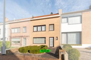 In een rustige woonwijk te Uitkerke, Blankenberge, vinden we deze ruime en instapklare rijwoning terug. De woning is gelegen in een residentiële wijk op wandel- en fietsafstand van het levendige stadscentrum en combineert ruimte, comfort en energiezuinigheid. Ideaal voor wie op zoek is naar een comfortabele gezinswoning met voldoende ruimte. <br /><br />We betreden de woning via de inkomhal met gastentoilet. Op het gelijkvloers ontdekken we een lichtrijke en gezellige leefruimte waar de gashaard voor extra sfeer en warmte zorgt. Aansluitend bevindt zich de ruime, volledig uitgeruste keuken met voldoende werk- en opbergruimte. Via het schuifraam in de leefruimte heeft u directe toegang tot het terras en de tuin, een aangename plek om in alle rust buiten te vertoeven. <br /><br />Op de eerste verdieping bevinden zich drie volwaardige slaapkamers. De badkamer werd vernieuwd in 2021 en is modern en functioneel ingericht. Verder beschikt de woning over een ruime zolder op volle hoogte die tal van mogelijkheden biedt. De structuur leent zich ervoor om zonder grote aanpassingen een vaste trap te installeren. <br /><br />Een absolute troef is de dubbele garage achteraan het perceel met automatische sectionaal poorten. Dankzij de aanwezigheid van water en elektriciteit is deze ruimte niet enkel ideaal voor het stallen van wagens, maar ook perfect bruikbaar als hobbyruimte, atelier of extra opslagplaats. Bovendien zijn alle ramen in de woning voorzien van hoogrendementsbeglazing en elektrische rolluiken, wat bijdraagt aan het wooncomfort en de energiezuinigheid. <br /><br />Aarzel niet en plan vandaag nog uw bezoek!<br /><br />Beschikbaarheid: 1/08/2026<br /><br />