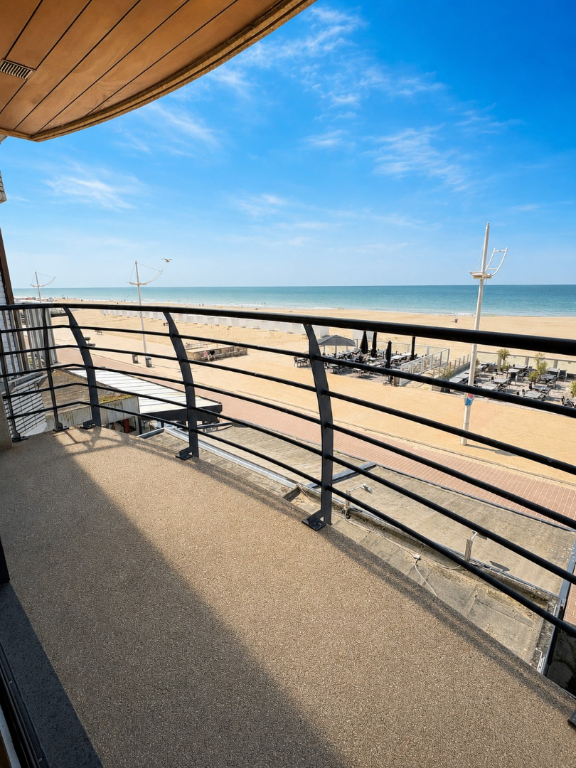 Gerenoveerd appartement op de zeedijk van Koksijde. - photo 1