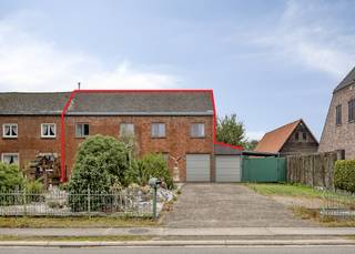 <p>Landelijke woning met 4 slks op 1253m² te koop in Lommel!</p>
<p><strong>Lommel-Kolonie: Door groen omgeven te renoveren en levensloopbestendige halfopen gezinswoning van 217m² met deels vrij zicht! </strong></p>
<p>In het groene en landelijke Lommel-Kolonie bevindt zich deze ruime halfopen bebouwing, omgeven door uitgestrekte velden en een rustgevende omgeving.</p>
<p>Met een bewoonbare oppervlakte van 217m², aanwezigheid van slaapkamer en badkamer op het gelijkvloers en een royaal perceel van 1.253 m² biedt deze woning alle ruimte voor comfortabel wonen. De woning beschikt over 4 slaapkamers, ideaal voor gezinnen of wie extra ruimte wenst voor een bureau of hobbykamer. De woonkamer staat in mooie verbinding met de keuken en vormt zo een warme, uitnodigende leefruimte waar comfort en gezelligheid centraal staan.</p>
<p>De grote veranda vormt dan weer een aangename plek om te genieten van de ruime tuin. Daarnaast beschikt de woning ook nog over een inpandige garage én een extra aangebouwde garage aan de zijkant, wat zorgt voor extra praktische mogelijkheden.</p>
<p><u><strong>Troeven:</strong></u></p>
<ul><li>Landelijke ligging in Lommel-Kolonie, omgeven door groene velden en deels vrij zicht!
<ul><li>Op slechts 3 km van de Nederlandse grens (Eindhoven ca. 25 min.)</li><li>Nabij school en openbaar vervoer</li><li>Op wandelafstand van Natuurgebied De Watering</li></ul>
</li><li>Levensloopbestendig: gelijkvloers een slaapkamer en badkamer aanwezig</li><li>217 m² bewoonbare oppervlakte</li><li>Ruim perceel van 1.253 m²</li><li>4 slaapkamers</li><li>Gerenoveerde badkamer (2024) en PVC ramen in voorgevel (2020)</li><li>Inpandige én extra aangebouwde garage</li></ul>
<p>Indeling: zie plannen in bijlagen.</p>