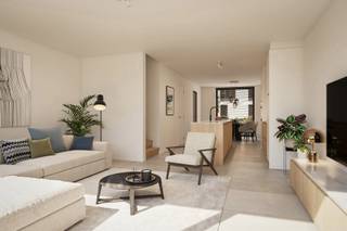 Residentie HOF is een uiterst aantrekkelijk en duurzaam nieuwbouwproject dat zal worden gerealiseerd in hartje Aartrijke. Geniet van de rust en de groene binnentuin op wandelafstand van alle dagelijkse noodzakelijkheden zoals winkels, bakker, slager, horeca enz... Het project betreft een unicum in Aartrijke en biedt zowel gezellige investeringsappartementen als enkele duplexappartementen, ruime 3 slaapkamer appartementen, luxueuze penthouses en zelfs 3 gezinswoningen. Het volledige complex zal opgetrokken worden in 3 gebouwen van elk 10 entiteiten en éénmaal 3 woningen. Op verdieping -1, die onder alle gebouwen doorloopt, worden 27 parkeerplaatsen en 11 garages voorzien. Op die manier geniet je de voordelen van een kleinschalige residentie, gecombineerd met het comfort van een groter project. Uiteraard wordt veel aandacht besteed aan de duurzaamheid en de energiezuinigheid van het complex. De meest recente normering wordt over de hele lijn gerespecteerd en er wordt steevast gekozen voor kwalitatieve, duurzame materialen. Bovendien komt Residentie HOF in aanmerking voor de tijdelijke 6% maatregel! Keuze uit vele verschillende types met oppervlaktes gaande van 74 m2 tot wel 171 m2. Aarzel niet en contacteer Luc op 0475 26 18 01 voor meer informatie!