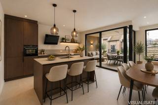 <strong>NIEUWBOUWAPPARTEMENT MET 2 SLAAPKAMERS IN HARTJE HOOGSTRATEN<br /><br /></strong>Dit moderne nieuwbouwappartement gelegen op de eerste verdieping, bevindt zich in het prachtige project "De Tram", in het hartje van Hoogstraten.<br /><br /><strong>INDELING<br />1STE VERDIEPING<br /></strong><span>Inkomhal met ruimte voor een ingemaakte vestiairekast. Woonkamer met open keuken en keukeneiland met toegang naar het terras.<br />Keuken voorzien van volgende toestellen: inductiekookplaat, afzuigkap, combi-oven, vaatwasser en koelkast.<br />Nachthal met toegang tot toiletruimte met handenwasser, 2 slaapkamers, berging/wasplaats, warmtepomp en aansluiting voor wasmachine en droogkast en badkamer voorzien van een inloopdouche en een dubbele lavabo.<br /></span><span><br /><strong>BUITEN<br /></strong>Zuid-georiënteerd terras<br /><br /><strong>KELDERVERDIEPING<br /></strong>Ondergronds is er een parkeergarage voorzien van autostaanplaatsen, fietsstaanplaatsen en private bergingen. <br /></span><br /><span><strong>BIJZONDERHEDEN</strong></span><br /><span>Vloerverwarming. Warmtepomp. Aluminium schrijnwerk. Dubbele isolerende beglazing. <br />Ventilatiesysteem type-D. Zonnepanelen aanwezig. Lift aanwezig.</span><span><br /><br /></span><b>ALGEMEEN<br /></b>Het appartement wordt volledig afgewerkt en instapklaar opgeleverd, met ruime afwerkingsbudgetten en een hoogwaardige materiaalkeuze. Het gehele project bevindt zich momenteel in de laatste afwerkingsfase. <br /><br />De autostaanplaats en kelderberging zijn apart aan te kopen.<br /><br />Project en uitvoering: <strong>Martrick Projects</strong>.