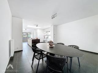 <p>Ontdek deze instapklare en energiezuinige woning waar comfort en functionaliteit centraal staan. Via de inkomhal betreedt u de ruime en lichtrijke leefruimte met gezellige zit- en eethoek. Vanuit de leefruimte is er toegang tot de kelder, ideaal als extra bergruimte. De grote, open en volledig geïnstalleerde keuken vormt het hart van de woning en geniet van veel natuurlijk licht en een mooi zicht op de tuin. Verder bevindt zich op het gelijkvloers een gastentoilet en een praktische berging met wasplaats. Achteraan ligt de zonnige en onderhoudsvriendelijke tuin met een aangenaam terras, perfect om te genieten van rustige momenten buiten. <br /><br />Op de eerste verdieping vindt u twee comfortabele slaapkamers en een badkamer uitgerust met bad, lavabo en toilet. De tweede verdieping herbergt een ruime master bedroom. Een ideale woning voor wie op zoek is naar een instapklaar en energiezuinig thuis op een aangename locatie.<br /><br />Extra troeven:</p>
<ul>
<li>energiezuinig (EPC B)</li>
<li>deels met rolluiken</li>
<li>nabij station, winkels en scholen</li>
<li>rustige straat</li>
<li>instapklaar</li>
</ul>
<p><br />Deze woning is te koop ZONDER makelaar via het concept van Smart Houses. Wenst u verdere inlichtingen of een bezoek? Contacteer rechtstreeks de eigenaar via 0476/46.45.40.</p>