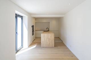 Dit volledig gerenoveerd appartement met 1 slaapkamer geniet van een gunstige locatie in het centrum van Waregem. Het appartement met privaat terras is gelegen op de gelijkvloerse verdieping. Verkoop onder registratierechten!INDELINGLeefruimte met volledig nieuwe keuken - overal parket - slaapkamer 1 - badkamer met douche en lavabo - toilet - aangenaam terras 3 privatieve staanplaatsen aan de achterzijde van het gebouw - fietsenberging - kelderbergingTROEVEN* EPC score A: zeer energiezuinige appartementen* verkoop onder registratierechten!* recent en volledig gerenoveerd met oog voor kwaliteit en duurzaamheid* in afwerkingsfase* instapklaar – alle units zijn verhuurklaar (volledig geschilderd en verlichting aanwezig) * individuele nutsvoorzieningen per appartement* energiezuinige installaties en conforme elektriciteit* interessante huuropbrengst – ideaal voor de investeerder die zoekt naar stabiliteit en rendement* aankoop staanplaats: 15.000€Deze eigendom is perfect voor wie op zoek is naar een perfect afgewerkt appartement. Contacteer ons vandaag voor meer informatie, een gedetailleerde rendementsberekening of een plaatsbezoek op flore.decavel@dewaele.com of 056 605 605