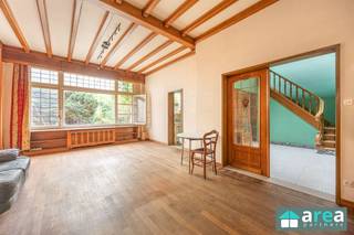 <p><span>Bent u op zoek naar een </span><span>zeer ruime gezinswoning met 6 slaapkamers, een uitzonderlijk grote tuin en tal van mogelijkheden</span><span>? Dan is deze woning aan de </span><span>Bosschaertstraat 148 te Antwerpen</span><span> zeker het ontdekken waard!</span></p><p><span>Deze ruime woning biedt dankzij haar </span><span>6 slaapkamers, royale kelder van ca. 94,5 m² en indrukwekkende tuin van maar liefst 424 m²</span><span> bijzonder veel ruimte. De woning dient gerenoveerd te worden, wat de toekomstige eigenaar de mogelijkheid geeft om ze volledig naar eigen smaak en behoeften in te richten.</span></p><p><span>Grootste troeven:</span></p><ul><li><span>Maar liefst 6 slaapkamers</span></li><li><span>Zeer grote tuin van ca. 424 m²</span></li><li><span>Ruime kelder van ca. 94,5 m²</span></li><li><span>Veel renovatie- en inrichtingsmogelijkheden</span></li><li><span>Veel leefruimte</span></li><li><span>Ideaal voor grote gezinnen</span></li></ul><p><span>Indeling:</span></p><ul><li><span>Kelder:</span><span> Ruime kelderverdieping van ca. 94,5 m² met heel wat opslag- en gebruiksmogelijkheden.</span></li><li><span>Gelijkvloers:</span><span> Via de inkom en traphal betreedt u de woning. Het gelijkvloers beschikt over </span><span>2 kamers, een ruime leefruimte, keuken en een apart toilet</span><span>. Vanuit de woning heeft u toegang tot het </span><span>terras en de uitzonderlijk ruime tuin van ca. 424 m²</span><span>.</span></li><li><span>Eerste verdieping:</span><span> Hier bevinden zich </span><span>4 slaapkamers en een badkamer</span><span>.</span></li></ul><p><span>De woning is </span><span>te renoveren</span><span> en biedt hierdoor een uitstekende opportuniteit om een ruime gezinswoning volledig naar eigen smaak te moderniseren.</span></p><p><span>Dankzij de combinatie van </span><span>6 slaapkamers, royale binnenruimtes, een grote kelder en een uitzonderlijk ruime tuin</span><span> beschikt deze woning over bijzonder veel potentieel.</span></p><p><span>Voor meer informatie of een bezoek kan u terecht bij </span><span>Area Partners</span><span>: <span>Info@area.be</span></span><span> of </span><span>03/284.60.60</span><span>.</span></p>