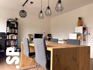 Het appartement heeft de volgende indeling: Men komt binnen in het gebouw via de gezamenlijke daktuin op de eerste verdieping. Bij binnenkomst in het appartement is er eerst een gang met vestiaire voorzien (tegels, 21m²). Verder komen we in de ruime woonkamer (tegels; 22m²) met aansluitend de geïnstalleerde keuken (tegels; 18m² - inductie kookvuur, dampkap, koelkast, enkele spoelbak, vaatwasser, diepvriezer, microgolfoven, oven en kasten met de wasmachineaansluiting in weggewerkt). Aan de woonkamer sluit het balkon aan (tegels; 4m²). Via de gang is er toegang tot de drie slaapkamers (tegels ; 12m² - 5m² - 10m²). Verder komen we in het apart toilet (tegels) en de ingerichte badkamer (tegels; 4m² - douche en enkel lavabomeubel). Verder beschikt het appartement nog over 2 kleine bergingen (tegels). <br /><br />Bij het appartement hoort een motostaanplaats en afgesloten garagebox (beton, 29m²). Voor het gebouw is een publieke parking aanwezig voorzien van laadpalen.<br /><br />Het appartement is gelegen op een boogscheut van de markt, stadspark en winkelstraat in Geel. Een ideale ligging dus voor iedereen die centraal wil wonen! <br /><br />- Het appartement werd volledig gerenoveerd in 2023 met kwalitatieve materialen. Er werd ook een waterontharder voorzien voor het gehele appartement<br />- EPC = 141 kWh/m²<br />- CV = Aardgas<br />- €127 algemene onkosten, inclusief waterverbruik en onderhoud van gebouw, etc.. <br />- Volledig geschilderd<br />- Voorzien van gordijnen en lichtarmaturen<br /><br />Voor bijkomende inlichtingen of een bezoek ter plaatse kan u steeds vrijblijvend contact opnemen met Immo SP via info@immosp.be