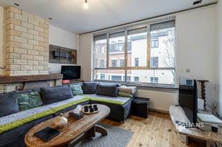 <p><span>Ruime bel-etage (217 m²) met 3 slaapkamers, 2 badkamers en tuin (85 m²) in Mortsel.</span></p><p><span> </span></p><p><span>In een eenrichtingsstraat nabij het centrum bevindt zich deze op te frissen bel-etage. De nabijheid van het centrum maakt dat je over een ruim aanbod aan scholen, winkels en openbare vervoersmogelijkheden op wandelafstand beschikt.</span></p><p><span> </span></p><p><span>Met een bewoonbare oppervlakte van maar liefst 217 m² biedt het pand een waaier aan mogelijkheden. Het dak is geïsoleerd en de ramen zijn voorzien van dubbele PVC-beglazing. De verwarming is op gas. </span></p><p><span> </span></p><p><span>Je komt binnen in de inkom-/traphal, die achteraan uitgeeft op een slaapkamer van 14 m² met aangrenzend een berging (9 m²). De rest van het gelijkvloers bestaat uit de inpandige garage (30 m²).</span></p><p><span> </span></p><p><span>Op de eerste etage situeert zich vooraan de lichtrijke woonkamer (32 m²) met aansluitend de aparte leefkeuken (16 m²) met bijkeuken en apart gastentoilet. Achteraan bevindt zich de veranda (11 m²) met trap naar de noord-west-georiënteerde tuin (85 m²). De bovenverdieping herbergt de 2 slaapkamers van 15 m² en 19 m². De kamer aan de achterzijde beschikt over een aangrenzende badkamer (3 m²) met zitbad/douche, wc en lavabo. De tweede badkamer (12 m²) is voorzien van een ligbad en douchecabine.</span></p><p><span> </span></p><p><span>Ben je op zoek naar een ruime woning met veel mogelijkheden? Mis deze kans niet! Bewoonbare opp. 217 m² ref.: bruto vloeropp. Voor meer info of een gratis schatting surf naar </span><span><span>www.hansimmo.be</span></span></p><p><span> </span></p>