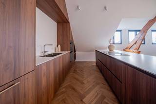 Met gepaste trots stellen wij u dit volledig gerenoveerd appartement voor op een toplocatie in het centrum van Hove. Dit appartement met...