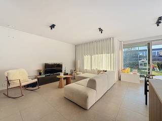 Dit appartement met grote tuin is gelegen op een top locatie in centrum Wielsbeke. Het appartement beschikt over 2 slaapkamers, een ruime tuin,...