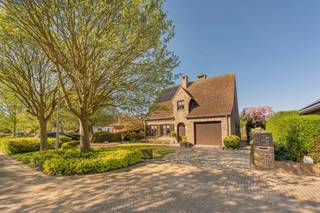 Op zoek naar een kwalitatieve en ruime open bebouwing? Deze charmante woning in landelijke stijl in Tisselt is gelegen in een doodlopende straat in een rustige woonwijk en combineert comfort, ruimte en energiezuinige extra’s.<br /><br />Met een bewoonbare oppervlakte van ca. 180 m² biedt deze woning een doordachte indeling en veel lichtinval. U betreedt de woning via de inkomhal met gastentoilet. De gezellige leefruimte met gashaard vormt het hart van de woning. Aansluitend bevindt zich de vernieuwde keuken met toegang tot de bijkeuken, een koele berging en inpandige garage. <br />Op de eerste verdieping geeft de nachthal uit op drie volwaardige slaapkamers en een badkamer met douche in bad, lavabo en toilet. Extra bergruimte is voorzien op de bergzolder.<br />Buiten geniet u van een uitstekend onderhouden en romantische tuin, een zonnig terras en een praktisch tuinhuis — ideaal voor ontspanning met het hele gezin. Een extra troef is zonder twijfel het poortje achteraan in de tuin, ideaal voor een aanhangwagen of tuinwerken! De zonneluifel aan het terras zorgt voor extra comfort op zonnige dagen. Vooraan beschikt de woning ook nog over oprit.<br />De woning is gelegen op een boogscheut van Mechelen en kent een uitstekende verbinding met Brussel en Antwerpen dankzij de nabijheid van de A12 en E19. De N16 zorgt op zijn beurt weer voor de uitstekende connectie met Mechelen en Sint-Niklaas.<br /><br />Extra troeven:<br />• 8 zonnepanelen<br />• Voldoende parkeergelegenheid<br />• Rustige en kindvriendelijke, maar toch centrale ligging<br />• Kwalitatieve, solide woning<br /><br />De woning is uiterlijk 1 november 2026 beschikbaar. Meer info en documenten op www.malines-group.be<br /><br />Stedenbouwkundige info: Vg - Wg - Gmo - Gvkr - Vv