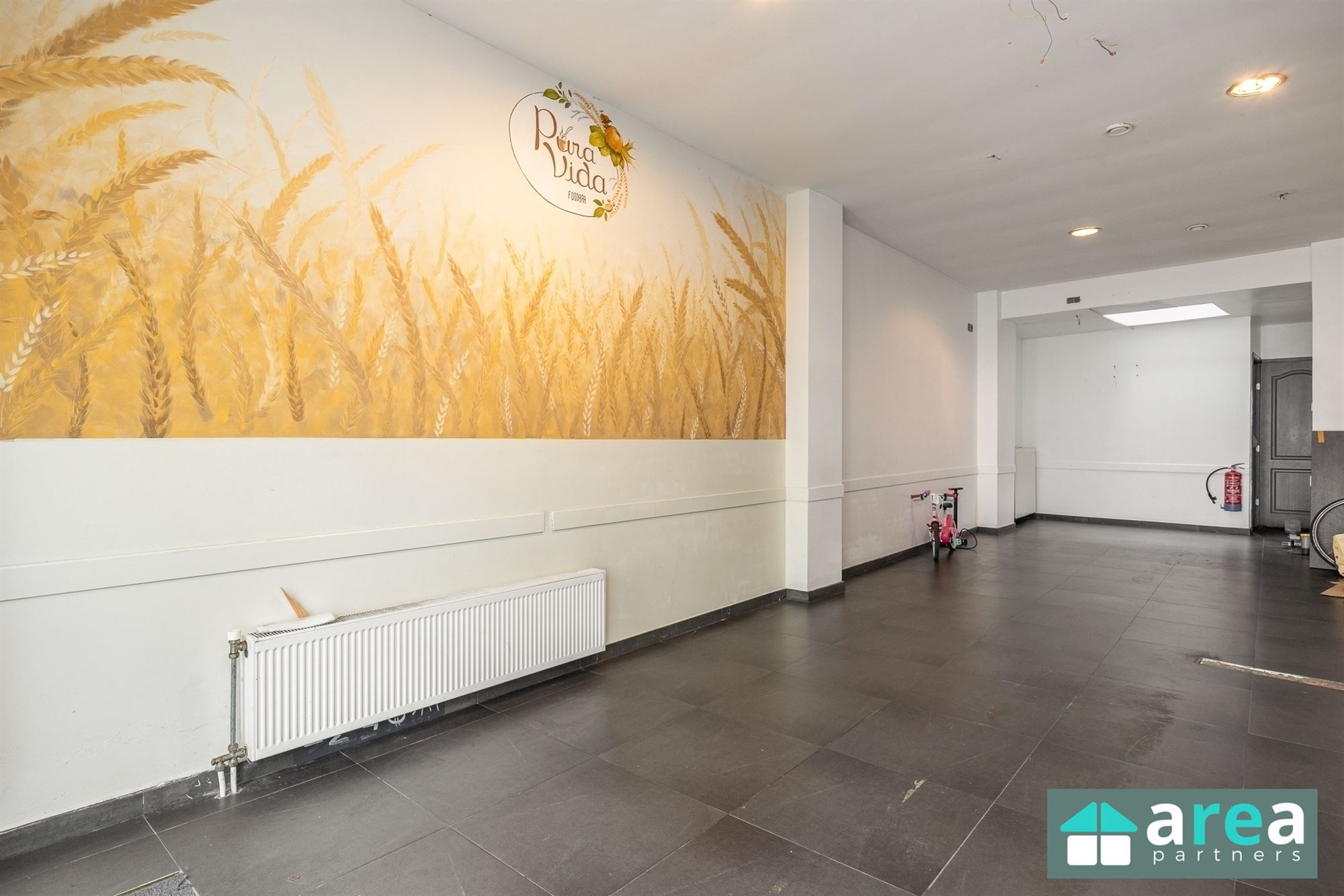 Handelswoning gelegen op centrale &amp; commerciële locatie! - foto 4