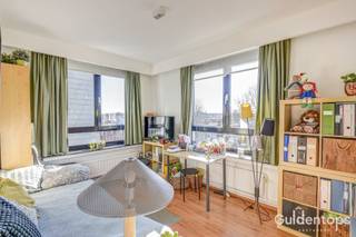 <p>Recent volledig vernieuwd en instapklaar appartement gelegen op de 4de verdieping van een verzorgd en perfect onderhouden gebouw. Ideaal gesitueerd aan de Groenenborgerlaan met vlotte verbinding naar belangrijke uitvalswegen, universiteiten, winkels en scholen. Bovendien bevindt u zich op wandelafstand van diverse parken en openbaar vervoer, wat zorgt voor een perfecte combinatie van bereikbaarheid en groen.<br />Indeling: ruime inkomhal met praktische ingemaakte kasten, royale en lichtrijke leef- en eetruimte met grote raampartijen en een prachtig open uitzicht, moderne volledig ingerichte keuken met rechtstreekse toegang tot een ruim balkon, drie volwaardige slaapkamers en een stijlvolle badkamer met inloopdouche.<br />Bijzonderheden:<br />Airconditioning aanwezig<br />Kelderberging inbegrepen<br />Goede EPC-score (B)<br />Perfect onderhouden gebouw<br />Lage maandelijkse kosten<br />Zoveel ruimte (125m2) 3 volwaardige slaapkamers, alle comfort en kwaliteit op deze topligging is zeldzaam.<br />Maak nu snel uw afspraak voor onze eerste bezoekdag op zaterdag 14 maart en mis deze unieke opportuniteit niet!</p>
