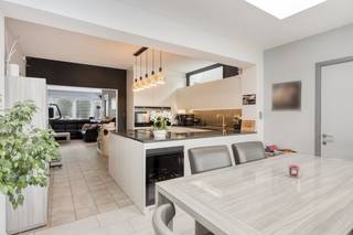 Modern en energiezuinig vastgoed op een toplocatie in Schoten!<br /><br />In een van de meest gewilde en rustige straten nabij de dorpskern bieden wij deze instapklare halfopen bebouwing te koop aan. Wie een toekomstbestendig huis wil kopen in Schoten vindt hier de perfecte match: 180 m² bewoonbare oppervlakte op een perceel van 371 m², gecombineerd met gunstige attesten (EPC B, asbestveilig, elektriciteit conform).<br /><br />Dit lichtrijke pand valt op door zijn moderne afwerking en hoogwaardige greeploze maatkeuken met kookeiland. Met maar liefst 5 slaapkamers is er ruimte over voor het hele gezin. Buiten geniet u het hele jaar door in de ruime, goed onderhouden tuin met een aangebouwde lamel-pergola met glazen wanden. Een garage met automatische poort en oprit vervolledigen het comfort.<br /><br />Dit aantrekkelijke vastgoed ligt vlak bij scholen, winkels en openbaar vervoer. Via nabijgelegen invalswegen bent u snel in Antwerpen. Dit mooie huis te koop in Schoten combineert rust, ruimte en een centrale ligging.<br /><br />Indeling van het huis:<br /><br />GELIJKVLOERS<br />- Inkomhal<br />- Ruime leefruimte en eetkamer met veel lichtinval<br />- Moderne open keuken met kookeiland<br />- Apart gastentoilet<br />- Aangelegde tuin met luxe lamel-pergola<br />- Private garage met automatische poort en oprit<br /><br />EERSTE VERDIEPING<br />- Drie volwaardige slaapkamers<br />- Badkamer met inloopdouche en lavabomeubel<br /><br />TWEEDE VERDIEPING<br />- Vierde en vijfde slaapkamer, ideaal voor als hobbyruimte<br /><br />Bent u geïnteresseerd om dit vastgoed te kopen in Schoten? Aarzel dan niet om ons te contacteren. Had u graag een gratis schatting van uw eigendom via ons immokantoor? Bel ons voor een vrijblijvend gesprek of mail naar yannick.schnorbusch@dewaele.com<br /><br />Bestuursmaatregelen in het maatregelenregister: nee