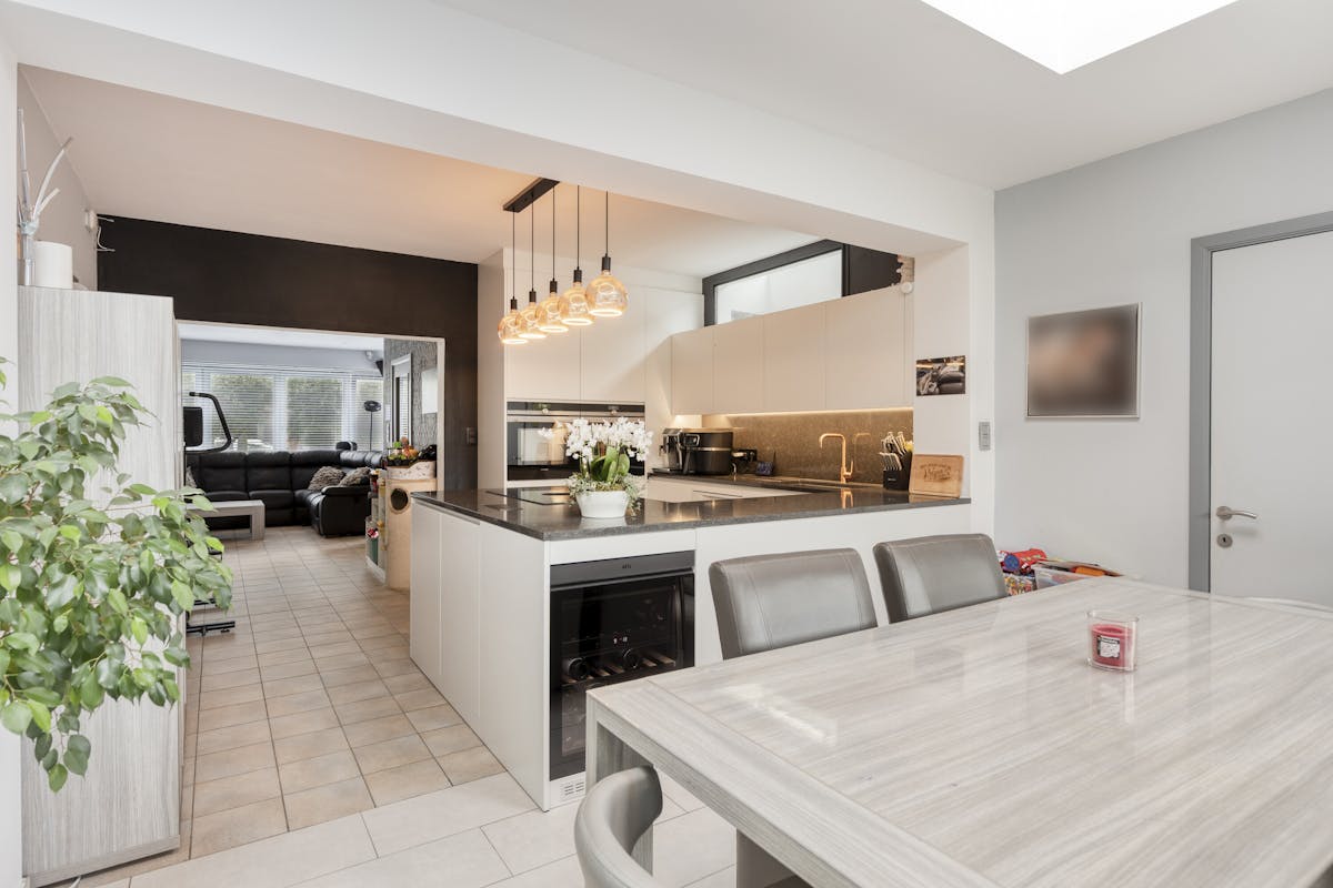 Lichtrijk halfopen huis met tuin en 5 slaapkamers te Schoten - foto 3