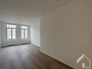 <p><span>Appartement entièrement rénové avec 2 chambres et un dressing</span></p><p><span>Situé au premier étage d’un immeuble bien entretenu, cet appartement entièrement rénové allie à la perfection confort moderne et agencement pratique. Idéal pour ceux qui recherchent un logement prêt à emménager dans un cadre agréable.</span></p><p><span>Le salon lumineux constitue le cœur de l’appartement et s’harmonise parfaitement avec les finitions contemporaines. L’appartement dispose de deux chambres à part entière, dont la plus grande est équipée d’un dressing pratique, offrant ainsi un confort supplémentaire et un espace de rangement.</span></p><p><span>Un atout supplémentaire est la cave privative, équipée de branchements pour une machine à laver et un sèche-linge. De plus, l’immeuble dispose d’un vaste hall d’entrée commun offrant suffisamment d’espace pour garer les vélos en toute sécurité et la possibilité de recharger un vélo électrique.</span></p><p><span>Les charges sont gérées de manière pratique : le gaz et l’électricité sont facturés séparément, tandis que la consommation d’eau est répartie via les charges communes.</span></p><p><span>Grâce à sa rénovation de qualité, à ses deux chambres avec dressing et à ses espaces de rangement supplémentaires, cet appartement constitue un excellent choix pour ceux qui souhaitent louer un logement confortable et sans souci.</span></p>