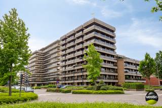 Tussen de Grote en Kleine Ring van Hasselt, aan de Casterstraat, bevindt zich dit aangename appartement op de achtste verdieping. Dankzij de doorlopende indeling van voor- naar achterzijde geniet u zowel aan de voor- als achterkant van het gebouw van een terras met een mooi uitzicht over de omgeving.<br /><br />Met een bewoonbare oppervlakte van ca. 100 m² beschikt het appartement over twee slaapkamers, twee terrassen, een ruime kelderberging en een ondergrondse autostaanplaats.<br /><br />De ligging is een absolute troef. Winkels, scholen, openbaar vervoer en andere dagelijkse voorzieningen bevinden zich op korte afstand. U woont hier centraal, terwijl u toch geniet van een rustige woonomgeving met veel groen in de buurt.<br /><br />Via de inkomhal, voorzien van een apart gastentoilet met handwasbakje, betreedt u het appartement. Aansluitend vindt u de badkamer, uitgerust met een ligbad en een dubbele wastafel. De lichtrijke leefruimte is bereikbaar via een glazen deur en vormt samen met de aparte keuken het hart van het appartement. Het overdekte terras aan de voorzijde is toegankelijk vanuit zowel de woonkamer als de keuken.<br />Dankzij de grote raampartijen geniet de leefruimte van een overvloed aan natuurlijk licht en een aangenaam open uitzicht. De twee slaapkamers bevinden zich aan de rustige achterzijde van het gebouw, waarvan één slaapkamer toegang verleent tot het tweede terras.<br /><br />Op de ondergrondse verdieping bevindt zich een autostaanplaats, die kan worden aangekocht voor € 25.000. Daarnaast beschikt het appartement over een ruime privatieve kelderberging, ideaal als extra opslagruimte.<br /><br />Troeven van dit appartement:<br />+ Zeer gunstig EPC van 193 kWh/m² per jaar<br />+ Centrale ligging nabij winkels, scholen en openbaar vervoer<br />+ Rustige woonomgeving met veel groen<br />+ Twee terrassen met aangenaam uitzicht<br />+ Ondergrondse autostaanplaats afzonderlijk aan te kopen (25.000 euro)<br />+ Ruime kelderberging<br /><br />Interesse in dit appartement of wenst u een bezoek ter plaatse? Neem contact op met Stephanie Odeurs via 0474 73 64 84 of via e-mail stephanie@vestio.com.