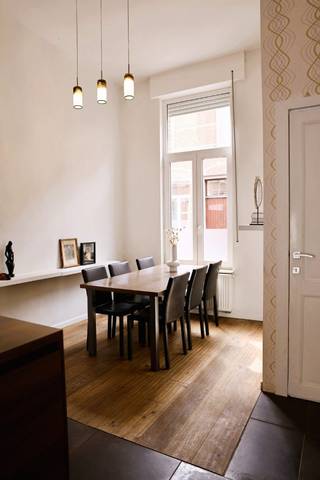 Achter deze mooie klassieke Leuvense gevel schuilt een verrassend lichte en comfortabele stadswoning met hoge plafonds, warme plankenvloeren en...