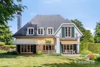 Casalina Real Estate vous propose à la vente dans l’un des quartiers les plus prisés de Kraainem, à deux pas de la Place Dumon cette spacieuse villa...